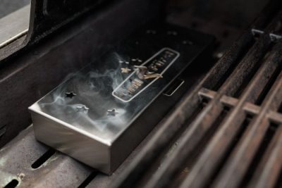 Räucherchips im Einsatz auf einem Gasgrill - hier mit der Grillfürst Smokerbox