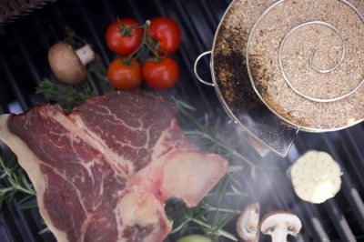 Räuchermehl glimmt langsam und gibt aromatischen Rauch an das Grillgut ab