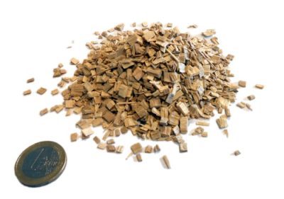 Räucherspäne im Größenvergleich mit einem Euro Räucherspäne im Größenvergleich