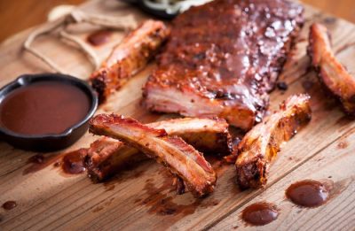 Spare Ribs vom Grill Ein Klassiker des American BBQ: Gegrillte Rippchen