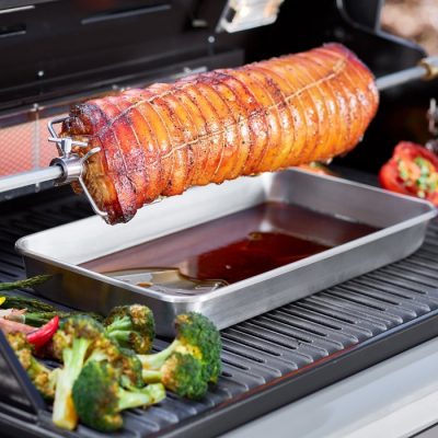 Grillschale als Auffangschale unter dem Drehspieß für Bratensaft und Fett