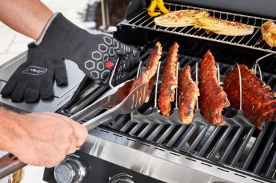 Rippchenhalter aus dem Rösle Zubehör Sortiment Perfekte Rippchen mit dem Rösle Rippchenhalter - Grillhandschuhe und Grillzangen finden sich natürlich auch im Rösle Grillzubehör Sortiment