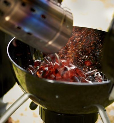 Rösle Belly Kohle Kugelgrill mit Briketts Briketts im Anzündkamin durchglühen und dann einfüllen