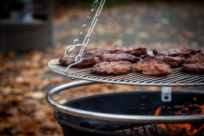 Beim Schwenkgrillen wird der Rost über dem Feuer geschwenkt