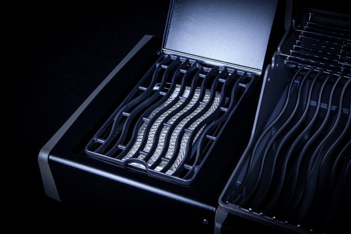 Napoleon Rogue SE 525 All Black limited mit Sizzle Zone und Heckbrenner