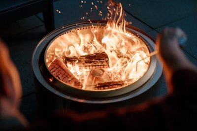 Beeindruckende Flamme bei der Solo Stove Summit Feuerschale