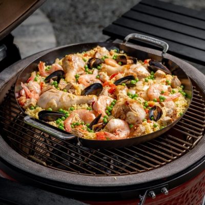 Kamado Joe Stahlpfanne aus Karbonstahl im Kermaikgrill Stahlpfanne von Kamado Joe (Karbonstahl mit Antihaftbeschichtung) - robust und langlebig