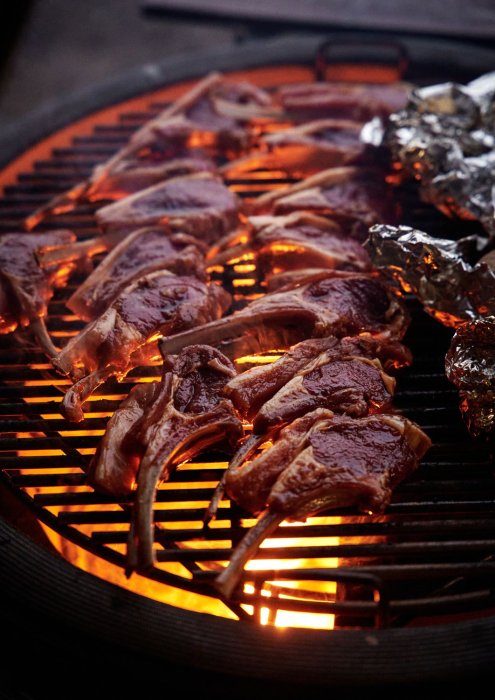 The Bastard Keramikgrill mit geteilter Grillfläche