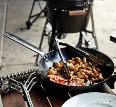 The Bastard Grillzubehör: Pfannen und Grillzangen Grillzange und Pfanne aus dem The Bastard Grillzubehör Sortiment