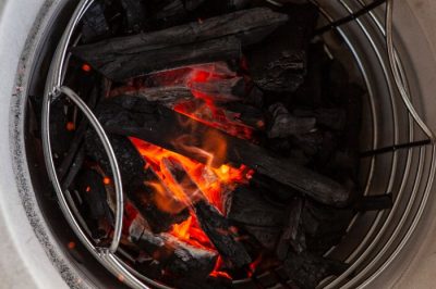 The Bastard glühende Holzkohle im Keramikgrill Große Stücke für eine lange Brenndauer