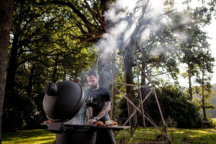 The Bastard Grill Urban XLarge mit Multilevel Cooking System in matt schwarz