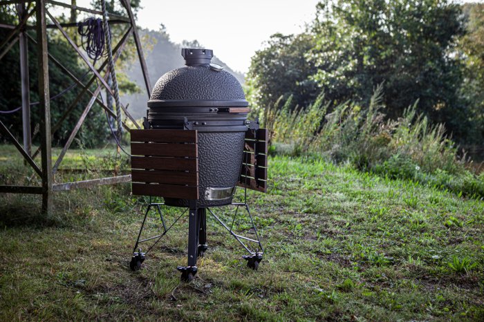 The Bastard Keramikgrill Urban Large mit klappbaren Seitenablagen