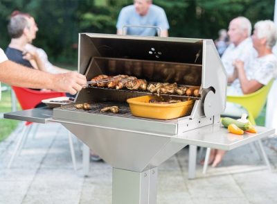 Thüros Holzkohle Grillstation T4 mit großer Grillfläche, Seitenablagen, Rollhaube und fahrbarem Unterbau