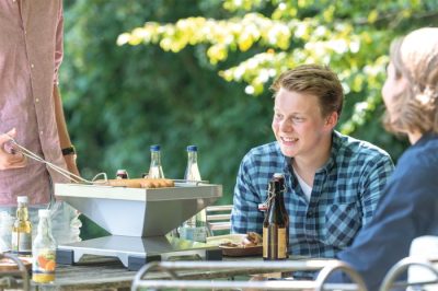 Gesellige Grillpartys direkt am Tisch - zum Beispiel mit dem Thüros T1 Holzkohle Tischgrill