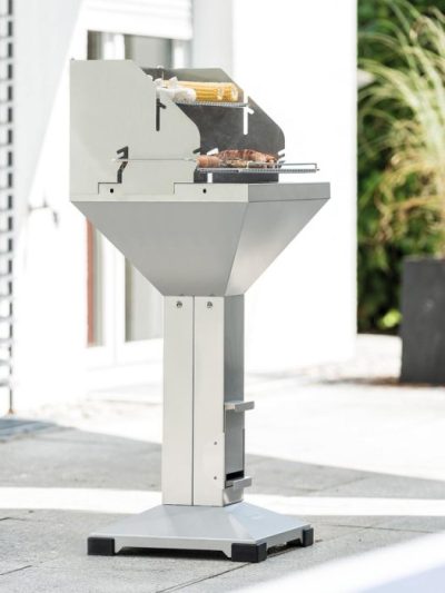 Umfangreiches Zubehör zum Aufrüsten Ihres Thüros Trichtergrill – z.B. das Windansteckblech mit Höhenverstellung