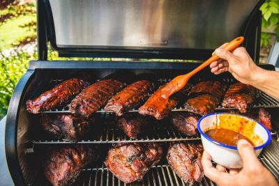 Traeger Silikon-Grillpinsel mit langem Griff zum gleichmäßigen Glasieren von Spareribs mit BBQ-Sauce im Smoker Traeger Silikon-Grillpinsel mit langem Griff zum gleichmäßigen Glasieren von Spareribs mit BBQ-Sauce im Smoker