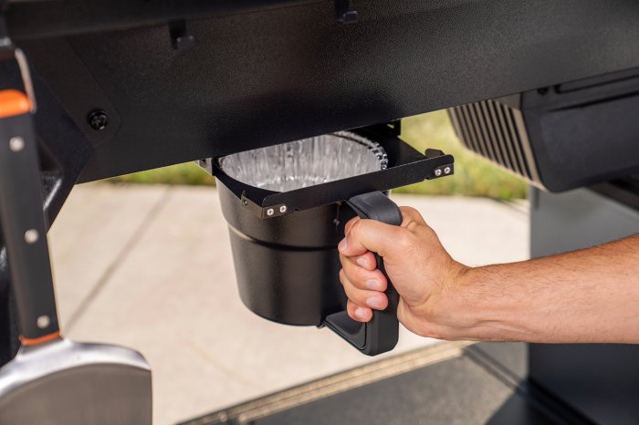 EZ-Clean Reinigungssystem beim Traeger Woodridge Pro Pelletgrill