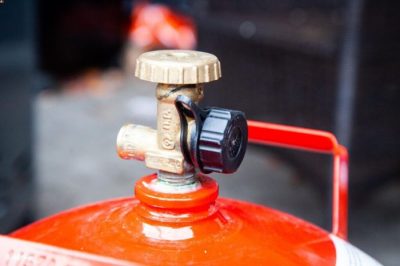 Ventil einer Gasflasche mit aufgeschraubter Verschlusskappe Ventil einer Gasflasche mit aufgeschraubter Verschlusskappe
