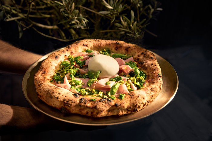 Selbstgemachte Pizza mit dem WMF Gas Pizzaofen