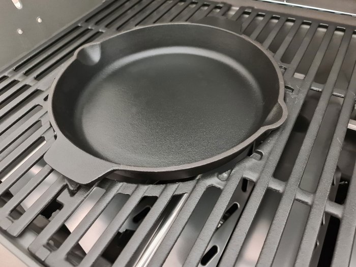 Grillfürst Gusseisenpfanne 30 cm mit 2 Griffen für Weber GBS Rost