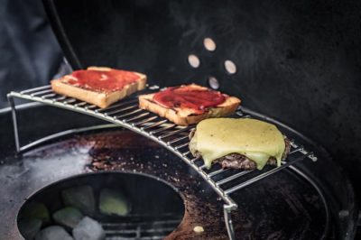 Weber Grillzubehör, passend zum Weber Mastertouch / Weber One-Touch Perfekt auch als Weber Grillzubehör: Grillplatte und Warmhalterost für 570er Kugelgrills