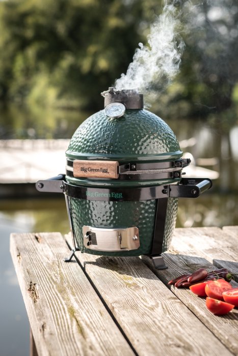 Das Big Green Egg Mini eignet sich perfekt als Tischgrill Das Big Green Egg Mini eignet sich perfekt als Tischgrill