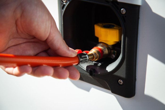 Der Grillfürst G201E 30mbar wird an die Gassteckdose angeschlossen