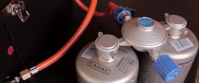 Grillfürst Campinggrill G201E mit Adapter für zwei Gaskartuschen.