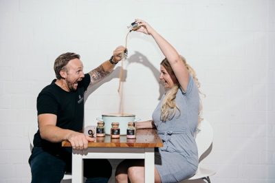 Anke und Stefan von Ankerkraut mit Gewürzen Ankerkraut Firmengründer Stefan & Anne - mit Leidenschaft und Liebe zu guten Gewürzen zum Erfolg