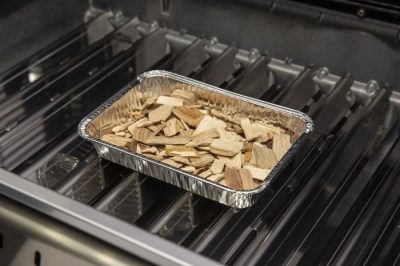 Aluschale mit Räucherchips zum einfachen Räuchern und Aromatisieren von Grillgut im Gasgrill Aluschale mit Räucherchips zum einfachen Räuchern und Aromatisieren von Grillgut im Gasgrill