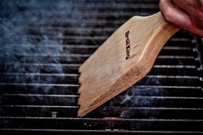 Broil King Holzschaber zur schonenden Reinigung des Grillrosts ohne Metallborste