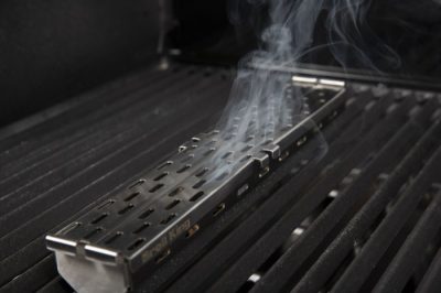 Broil King Räucherbox im Einsatz Broil King Räucherzubehör: Mit einer Räucherbox veredeln sie ihr Grillgut ganz einfach mit leckeren Raucharoma.