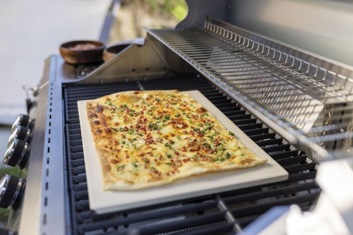 Grillfürst eckiger Pizzastein mit Flammkuchen im Grill Grillfürst eckiger Pizzastein mit Flammkuchen im Grill
