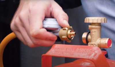 Druckminderer mit dem Gasflaschenventil verbinden Druckminderer mit dem Gasflaschenventil verbinden