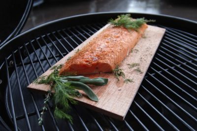 Räucherbrett aus Zedernholz mit Lachs Räucherbrett aus Zedernholz mit Lachs