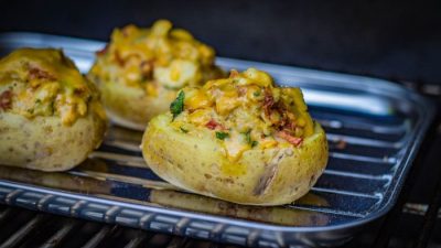 Grillschale zum Zubereiten von gefüllten Kartoffeln und anderen Beilagen auf dem Grill