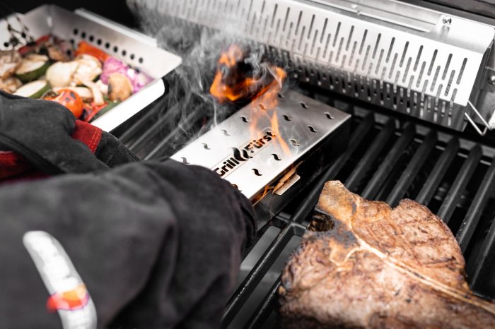Räucherbox im Grill mit Flammen