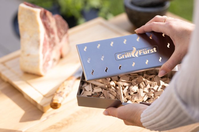 Räucherbox offen befüllt mit Räucherchips