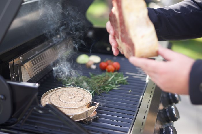 Grillfürst Kaltrauchgenerator auf einem Gasgrill