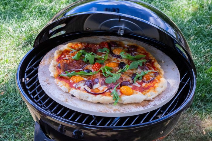 Grillfürst runder Pizzastein mit Pizza