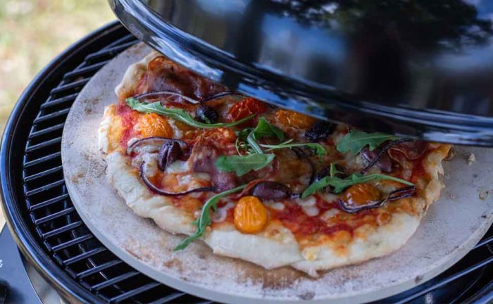 Grillfürst runder Pizzastein mit Pizza im Kugelgrill