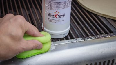 Grillreiniger auftragen und hartnäckige Verschmutzungen am Grill entfernen Grillreiniger auftragen und hartnäckige Verschmutzungen am Grill entfernen