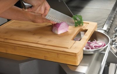 Schneidebrett aus Bambus mit Auffangschale – ideal zum Schneiden und Vorbereiten am Grill. Schneidebrett aus Bambus mit Auffangschale – ideal zum Schneiden und Vorbereiten am Grill.
