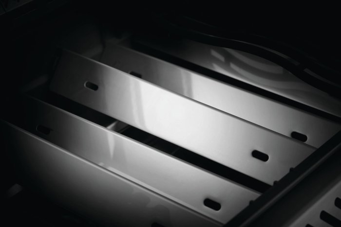 Napoleon Rogue SE 525 All Black limited mit Sizzle Zone und Heckbrenner