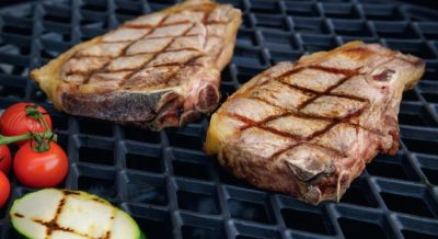 Der Outdoorchef Diamond Gussrost sorgt mit seinem speziellen Rautenmuster für markante Grillmarkierungen auf Steaks und eine gleichmäßige Hitzeverteilung.