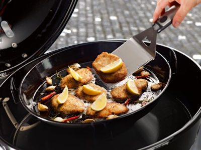 ischfilets in der emaillierten Outdoorchef Gourmetpfanne auf dem Kugelgrill braten ischfilets in der emaillierten Outdoorchef Gourmetpfanne auf dem Kugelgrill braten