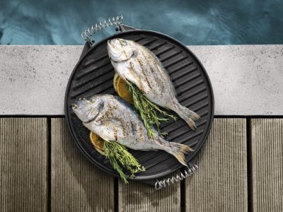 Outdoorchef runde Gusseisen-Grillplatte Ø 33 cm mit zwei Grillseiten: glatte Seite zum Braten und geriffelte Seite für typische Grillstreifen. Outdoorchef runde Gusseisen-Grillplatte Ø 33 cm mit zwei Grillseiten: glatte Seite zum Braten und geriffelte Seite für typische Grillstreifen.