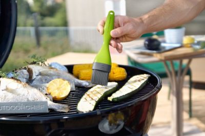 Outdoorchef Silikonpinsel zum gleichmäßigen Auftragen von Marinade auf gegrillte Zucchini am Kugelgrill Outdoorchef Silikonpinsel zum gleichmäßigen Auftragen von Marinade auf gegrillte Zucchini am Kugelgrill