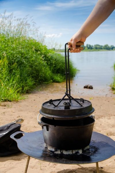 Ein Deckelheber sorgt für komfortables Öffnen und Schließen des Dutch Oven Deckels Ein Deckelheber sorgt für komfortables Öffnen und Schließen des Dutch Oven Deckels