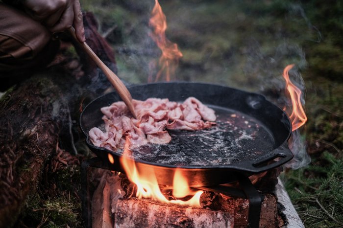 Petromax Gusseisen Pfanne fp40-t auf Feuerstelle